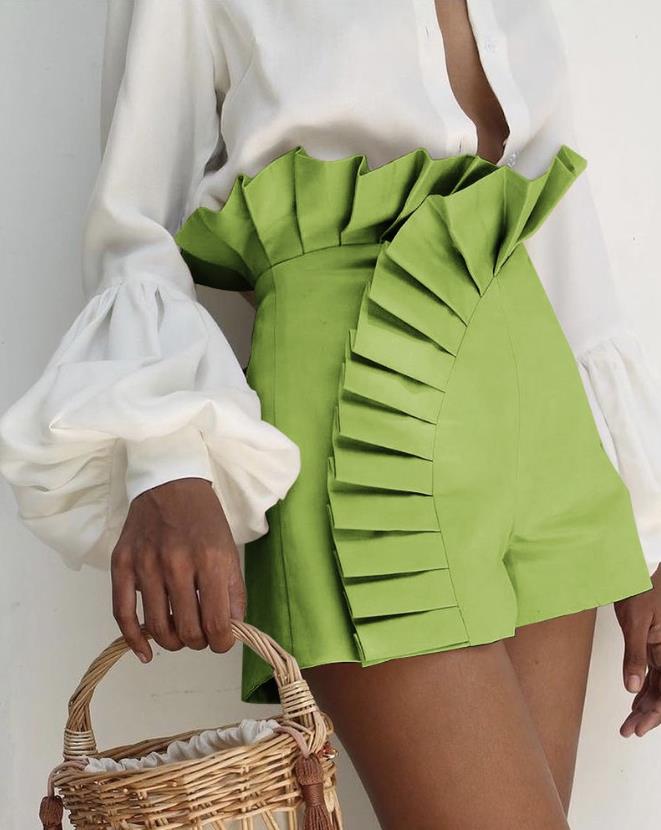 Pantalones cortos con volantes elegantes