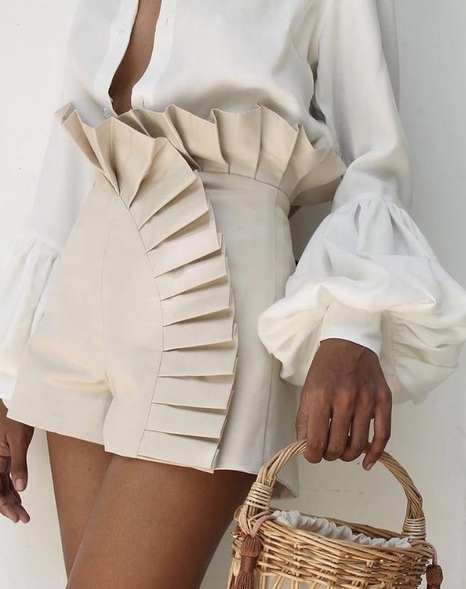 Pantalones cortos con volantes elegantes