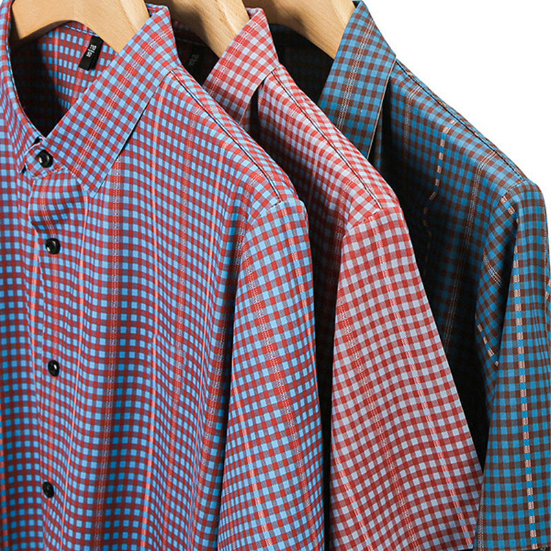 Camisa informal de manga corta con solapa elástica y cuadros vibrantes para hombre