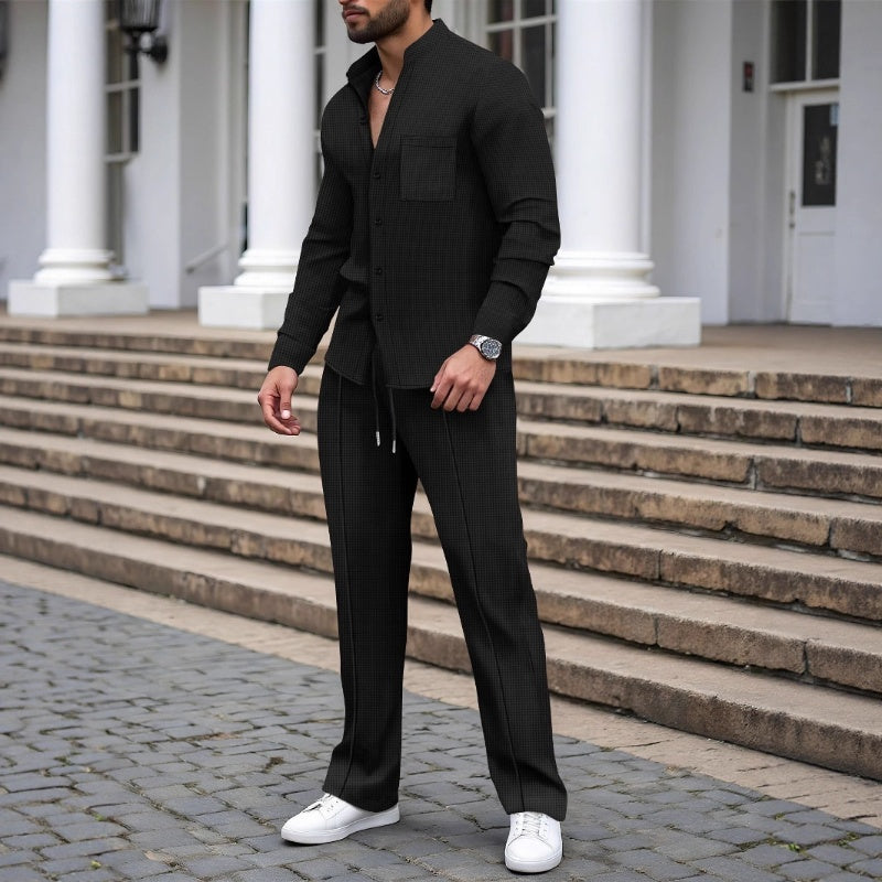 Conjunto de dos piezas para hombre: camisa y pantalón informales de tejido gofrado.