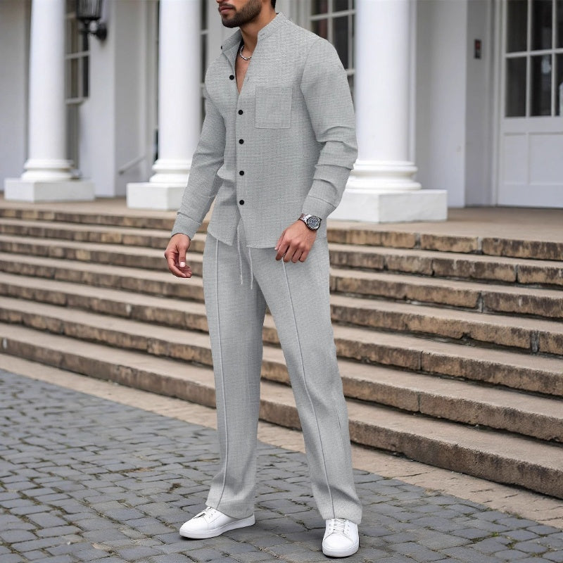 Conjunto de dos piezas para hombre: camisa y pantalón informales de tejido gofrado.