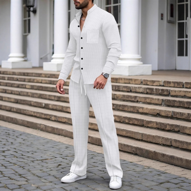Conjunto de dos piezas para hombre: camisa y pantalón informales de tejido gofrado.