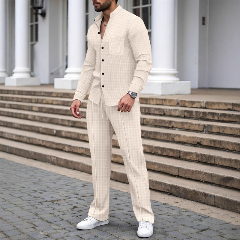 Conjunto de dos piezas para hombre: camisa y pantalón informales de tejido gofrado.