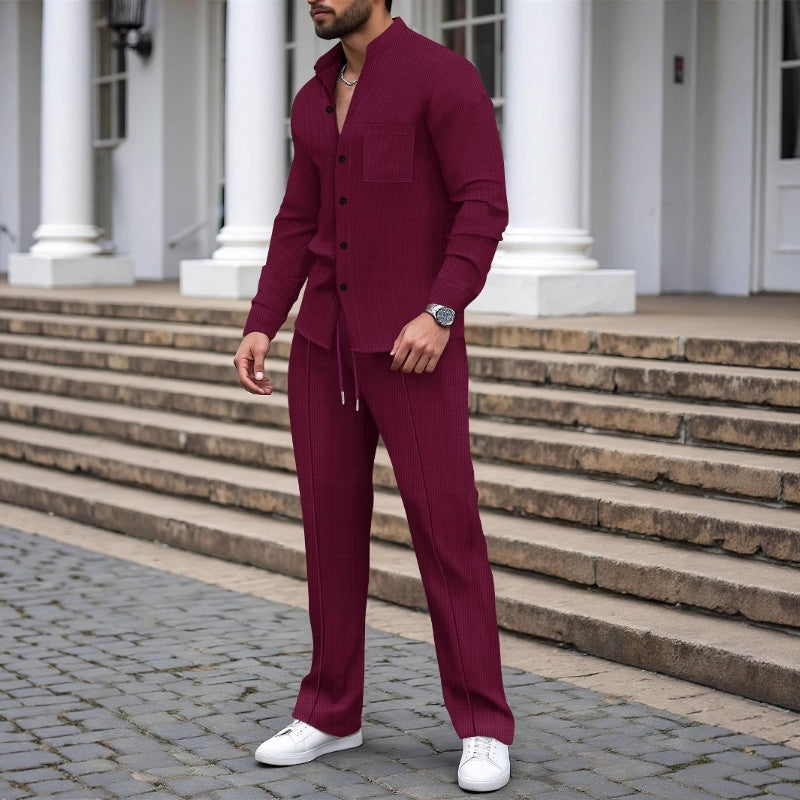 Conjunto de dos piezas para hombre: camisa y pantalón informales de tejido gofrado.
