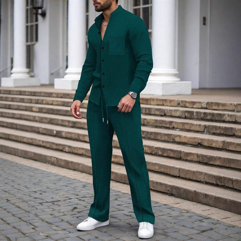 Conjunto de dos piezas para hombre: camisa y pantalón informales de tejido gofrado.