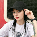 Gorra de béisbol con trenzas integradas