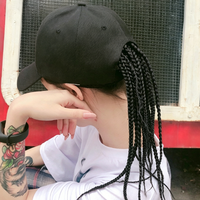 Gorra de béisbol con trenzas integradas