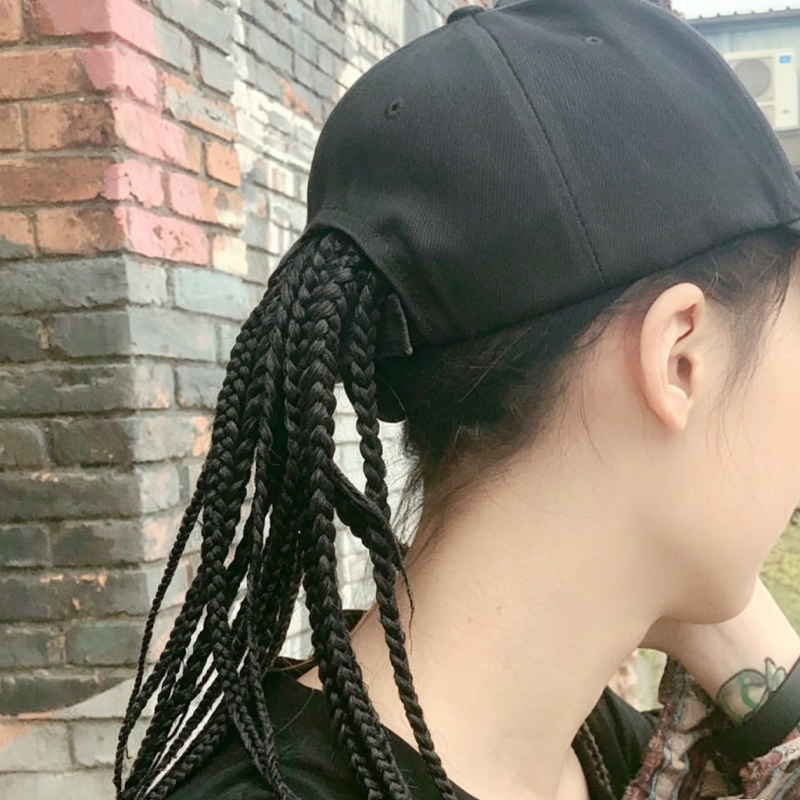 Gorra de béisbol con trenzas integradas