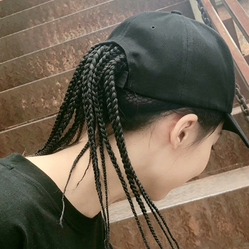 Gorra de béisbol con trenzas integradas