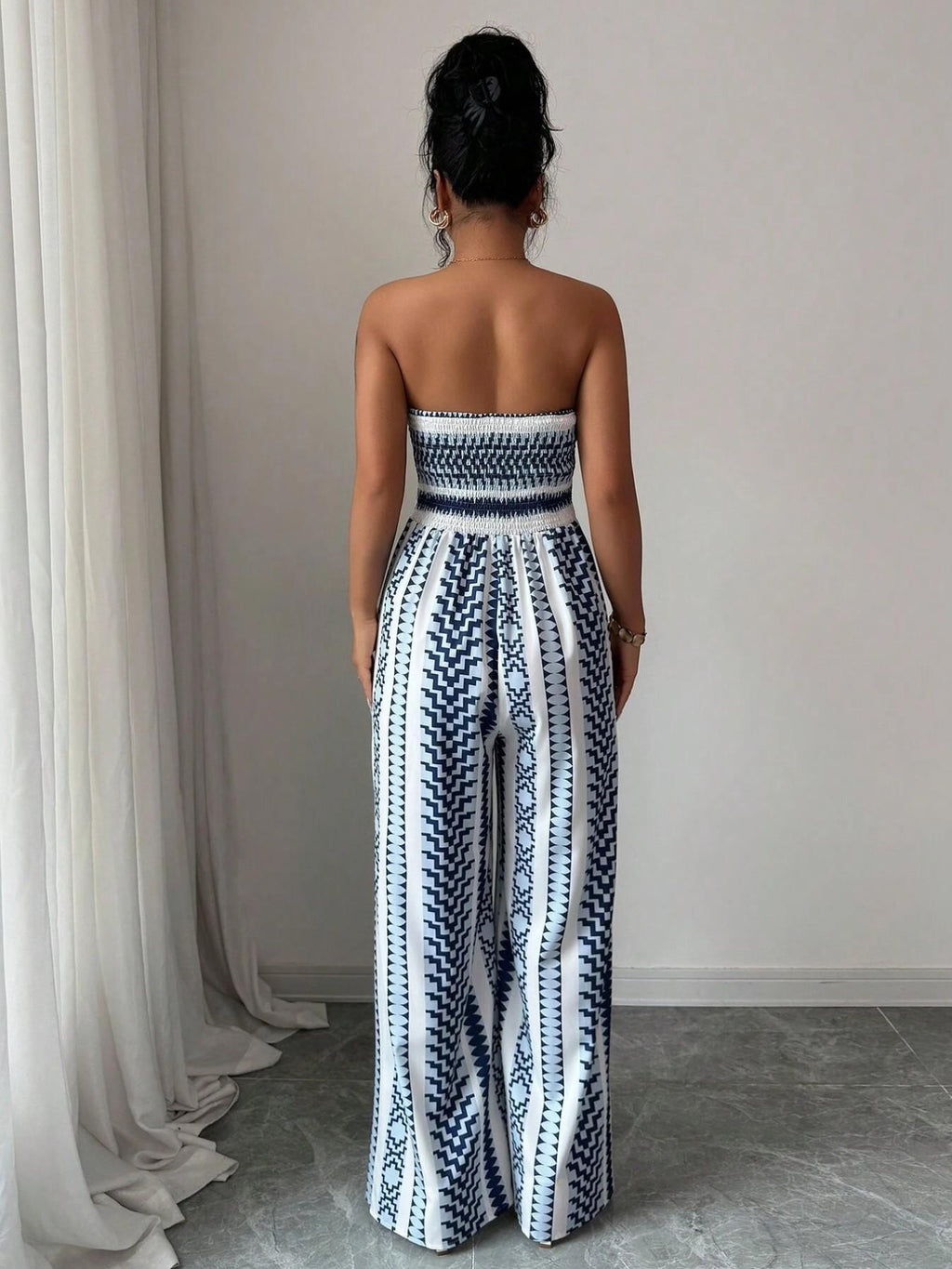 👗💙 ¡Mono geométrico con escote halter y abertura lateral!