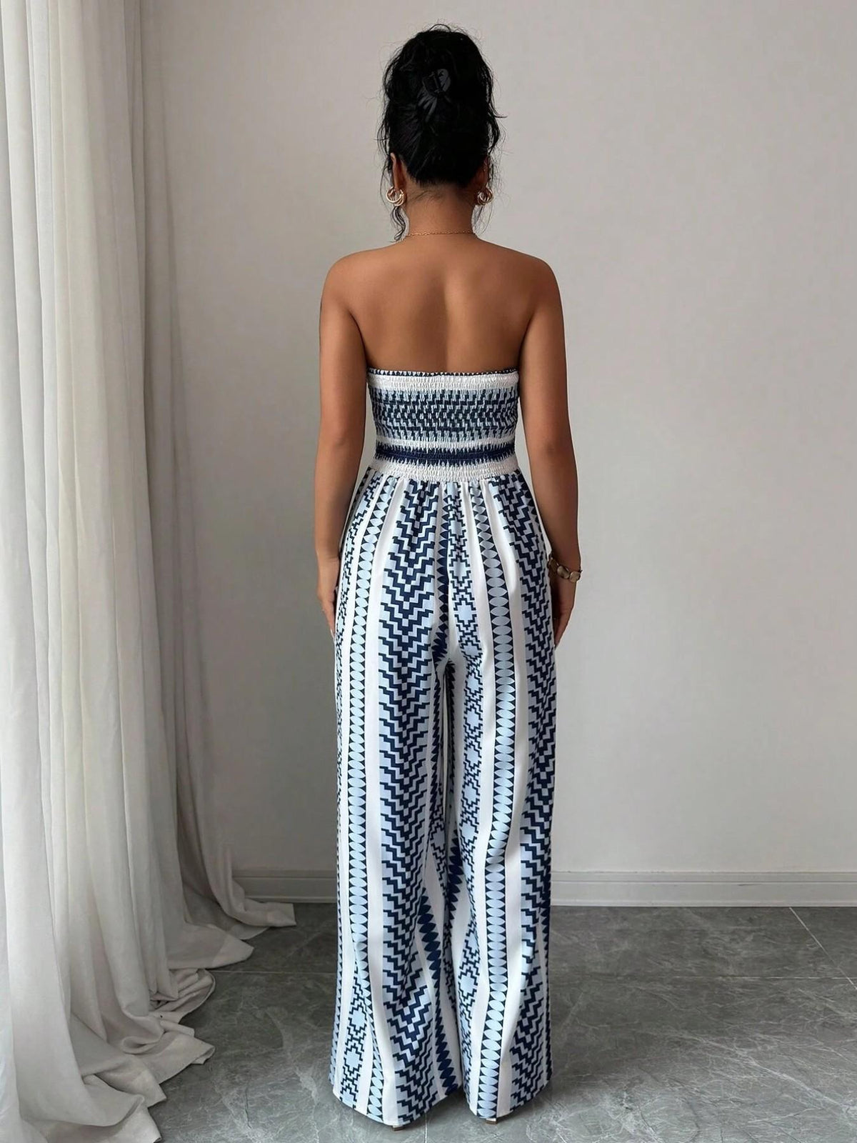 👗💙 ¡Mono geométrico con escote halter y abertura lateral!