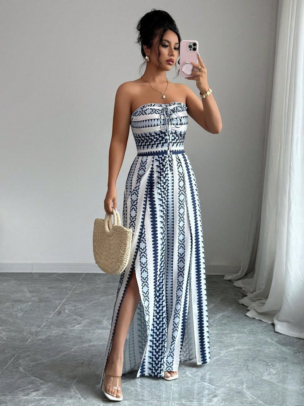 👗💙 ¡Mono geométrico con escote halter y abertura lateral!