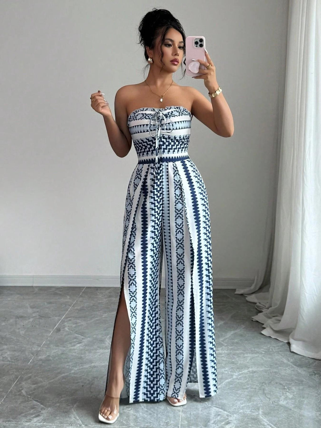👗💙 ¡Mono geométrico con escote halter y abertura lateral!