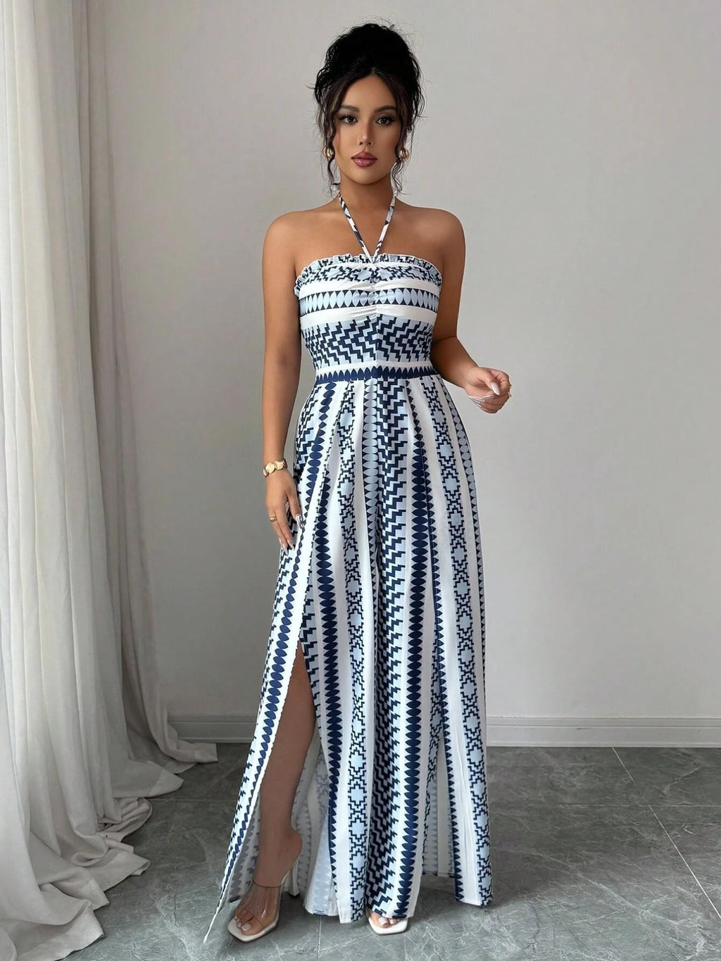 👗💙 ¡Mono geométrico con escote halter y abertura lateral!