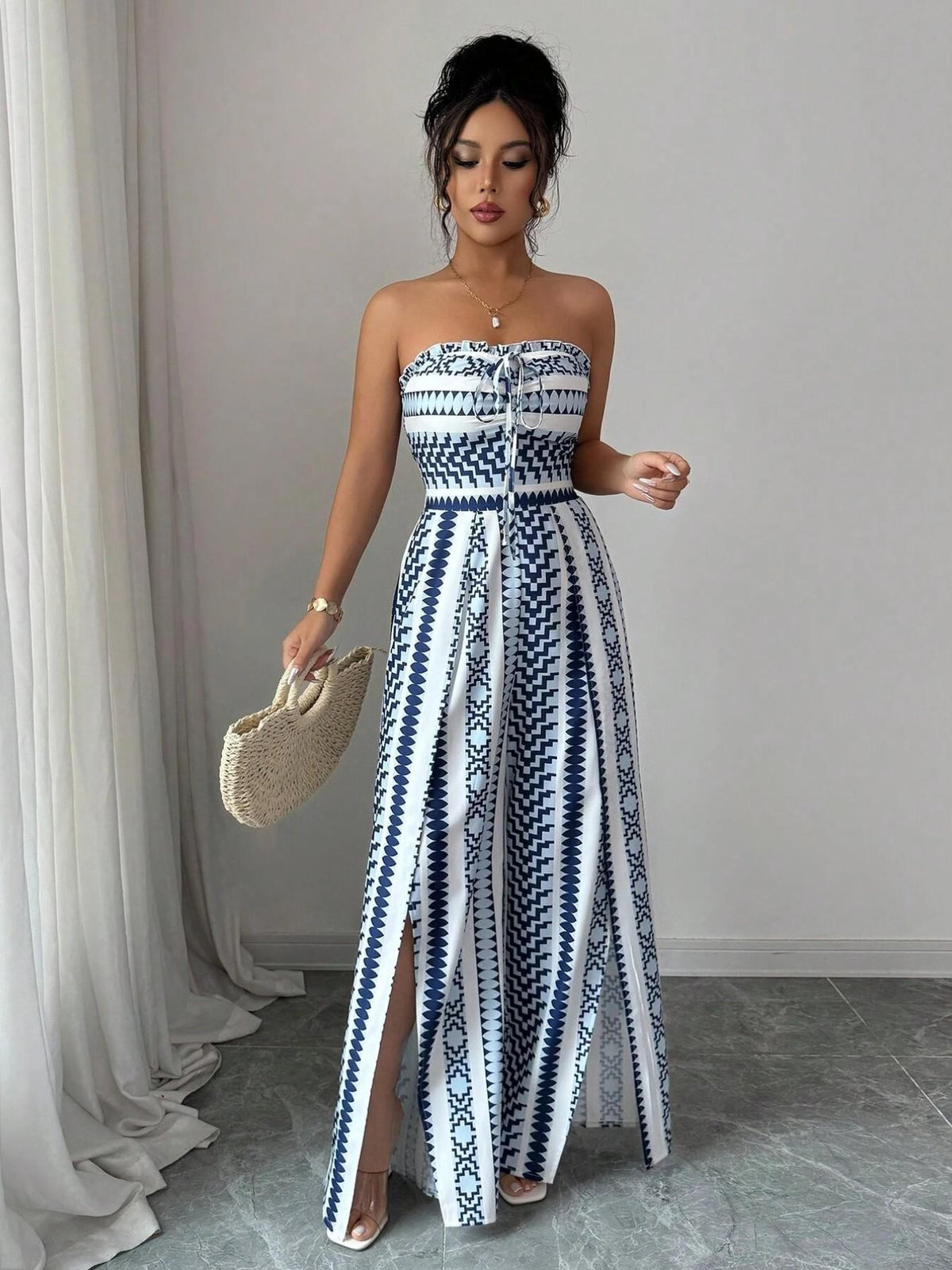 👗💙 ¡Mono geométrico con escote halter y abertura lateral!