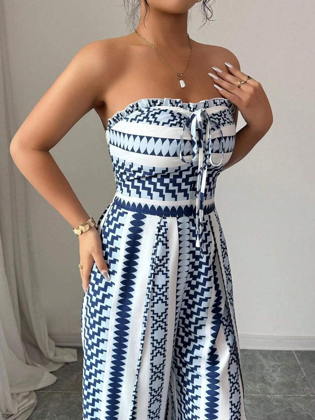 👗💙 ¡Mono geométrico con escote halter y abertura lateral!